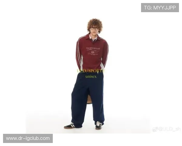 卫衣与足球元素结合打造时尚运动风 女生秋冬穿搭新选择